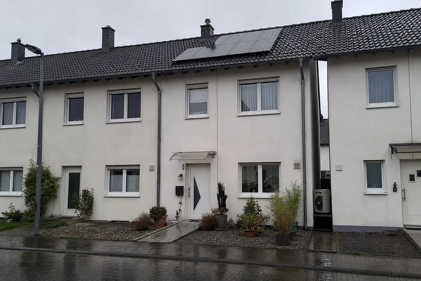 KI-generiertes Bild zum Projekt: Reihenmittelhaus von 2001 mit Fernwärme
