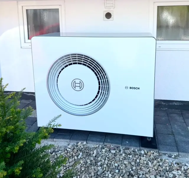 Installierte Wärmepumpe am Haus
