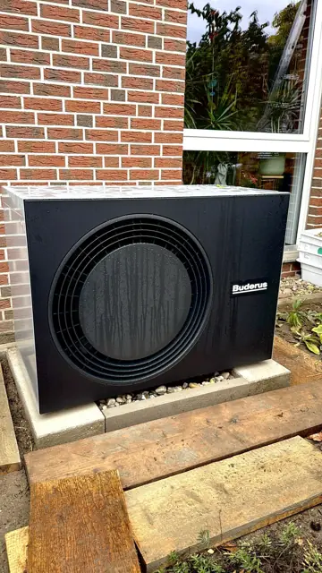 Installierte Wärmepumpe am Haus