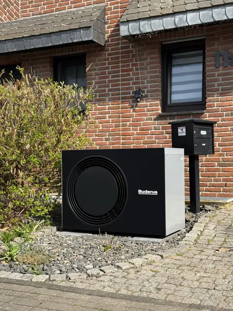 Installierte Wärmepumpe am Haus