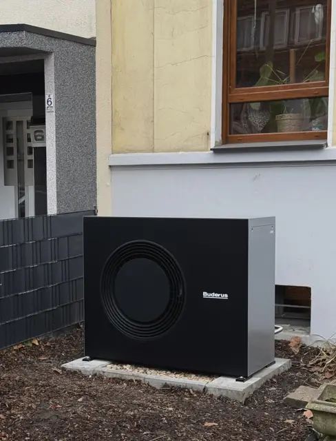 Installierte Wärmepumpe am Haus