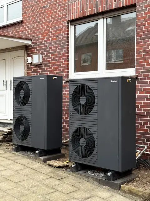 Installierte Wärmepumpe am Haus