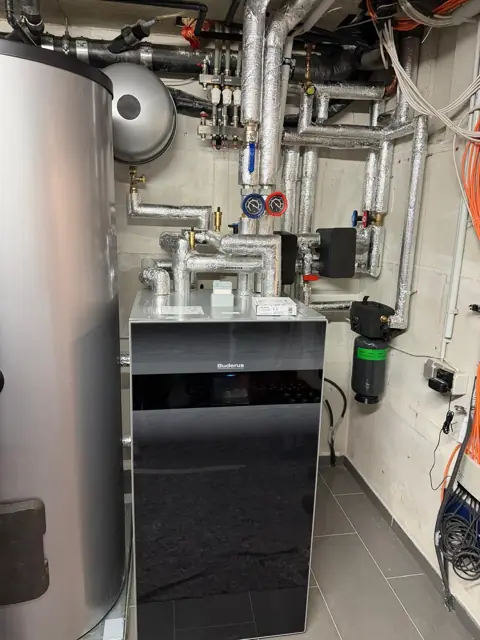 Heizungsraum mit Wärmepumpe und Speicher