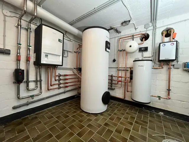 Heizungsraum mit Wärmepumpe und Speicher