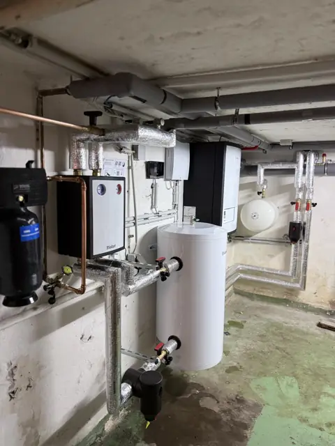 Heizungsraum mit Wärmepumpe und Speicher