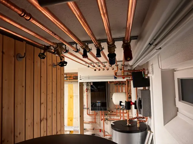 Heizungsraum mit Wärmepumpe und Speicher