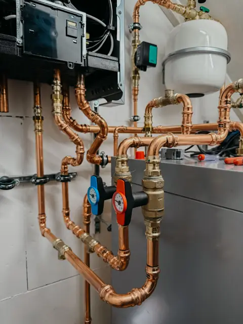 Heizungsraum mit Wärmepumpe und Speicher
