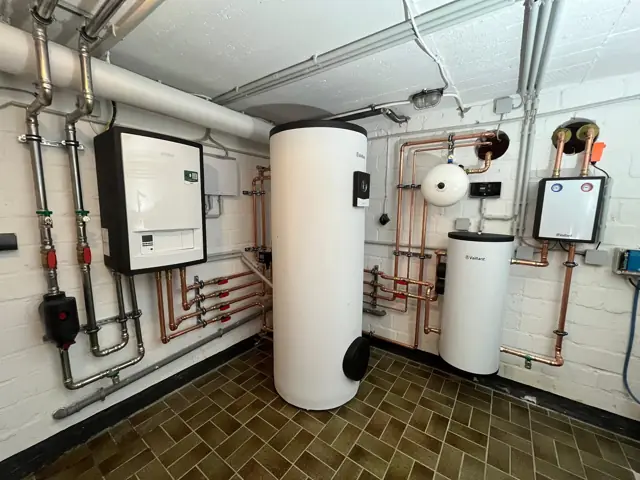 Heizungsraum mit Wärmepumpe und Speicher