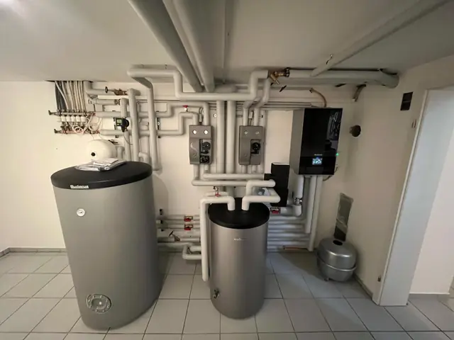 Heizungsraum mit Wärmepumpe und Speicher