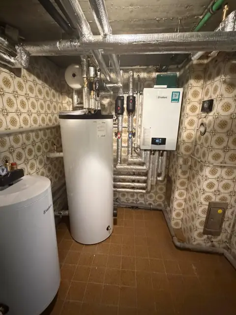 Heizungsraum mit Wärmepumpe und Speicher