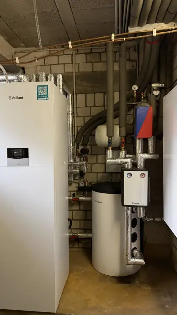 Heizungsraum mit Wärmepumpe und Speicher