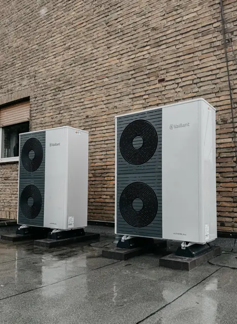 Installierte Wärmepumpe am Haus
