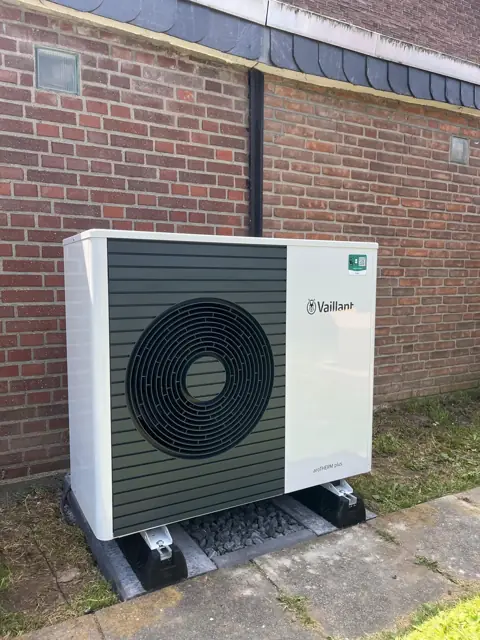 Installierte Wärmepumpe am Haus