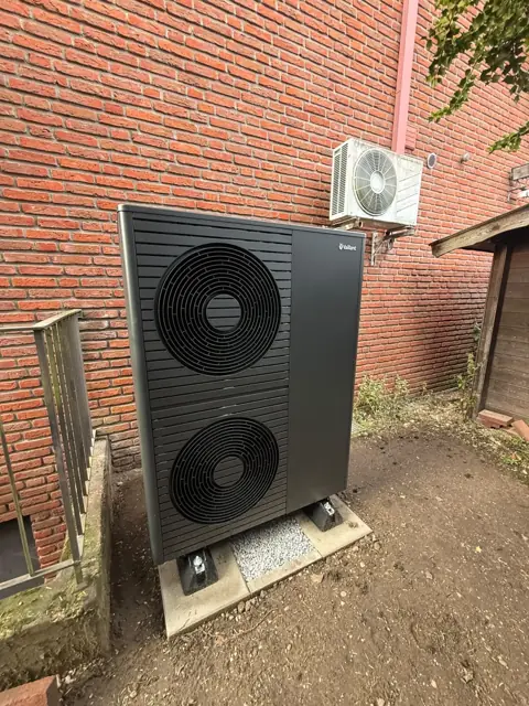 Installierte Wärmepumpe am Haus