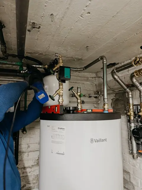 Heizungsraum mit Wärmepumpe und Speicher