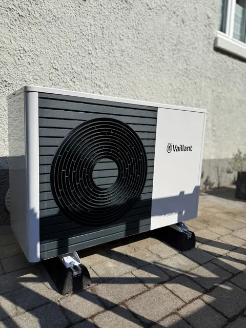 Installierte Wärmepumpe am Haus