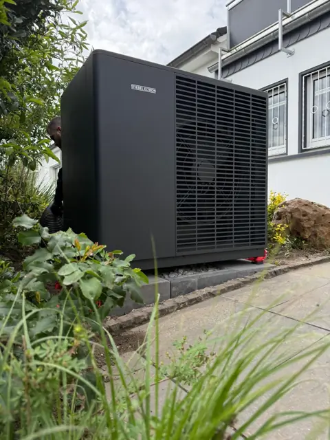 Installierte Wärmepumpe am Haus